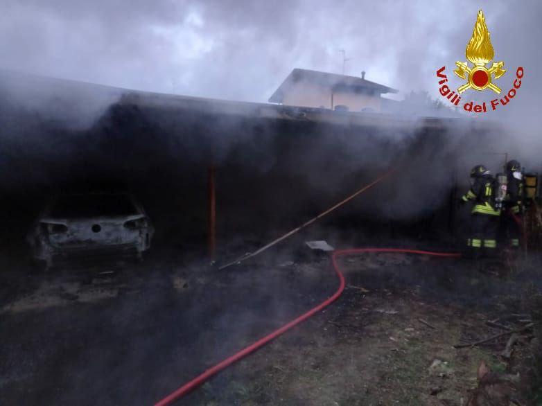 Fiamme in un box, intervengono i Vigili del Fuoco