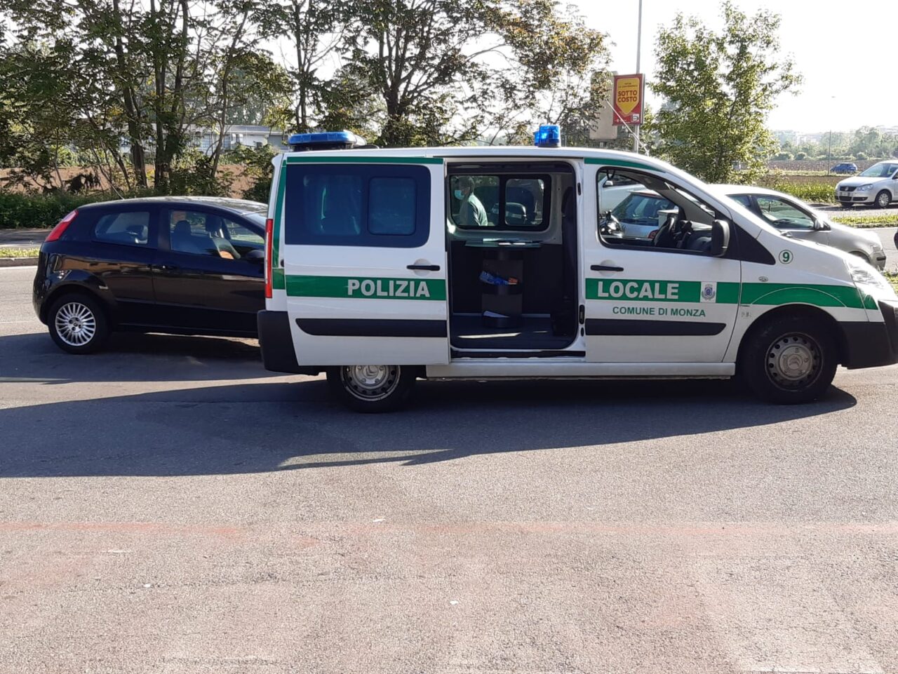 Scontro auto moto in via Monte Santo, centauro in ospedale