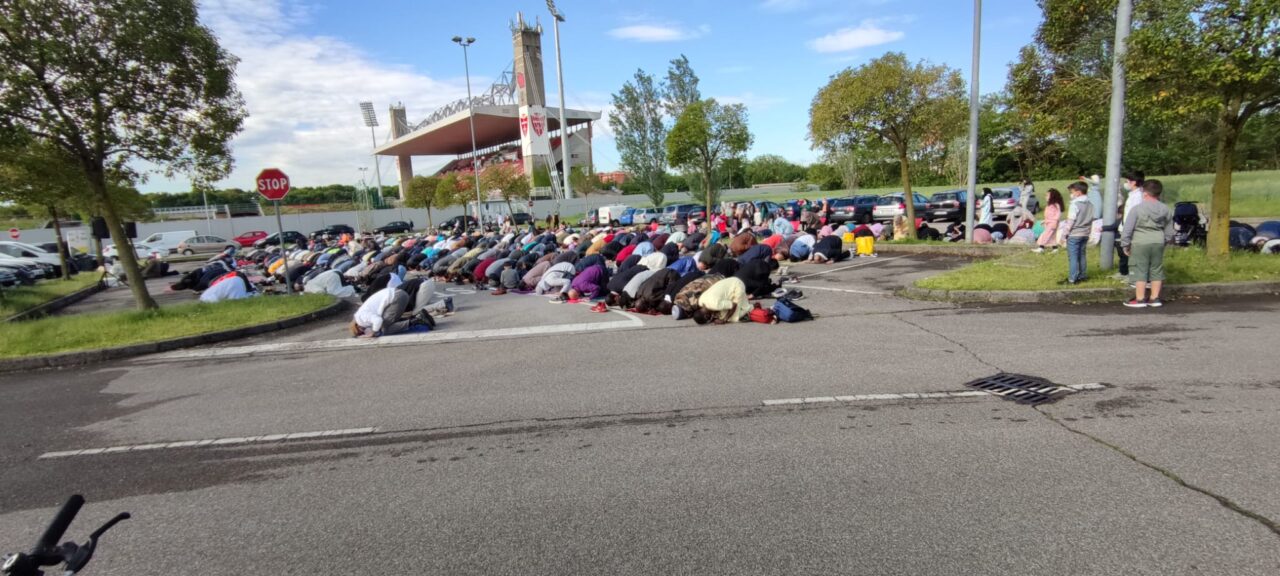 Folla di musulmani in preghiera al palazzetto per la fine del Ramadan