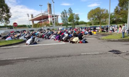 Folla di musulmani in preghiera al palazzetto per la fine del Ramadan