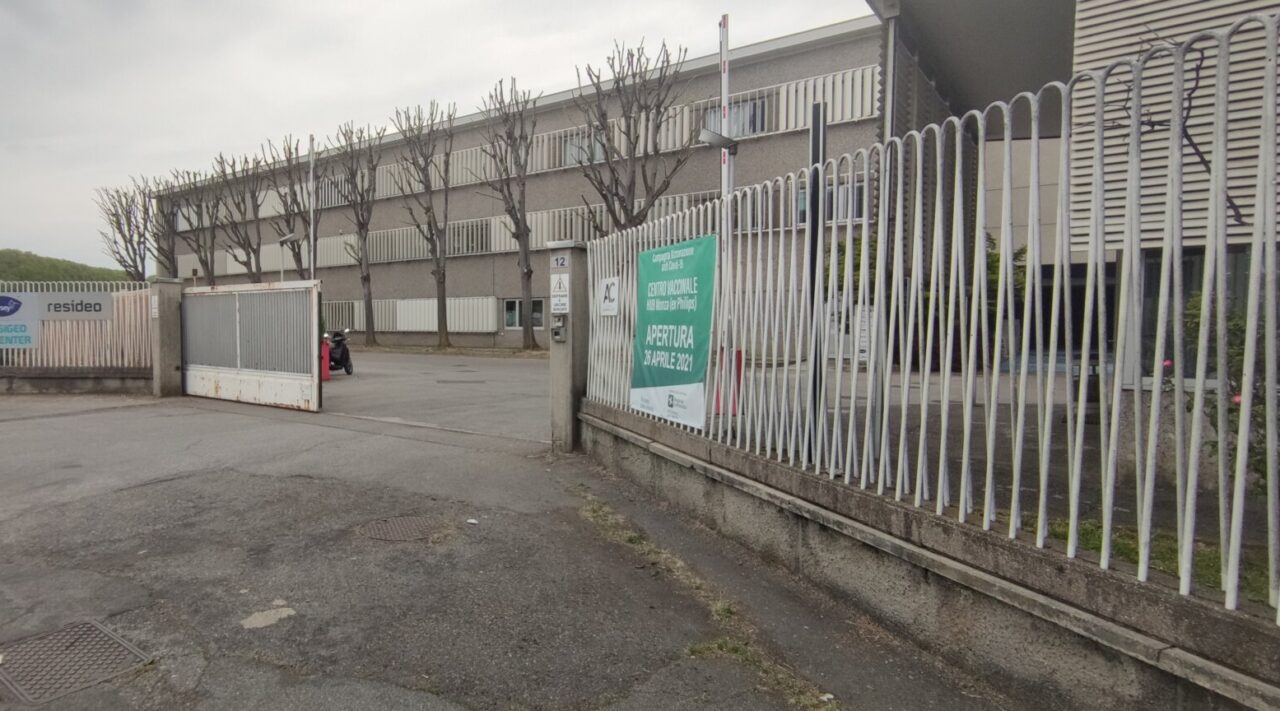 Monza, giovani si mettono in coda all’hub per ricevere le dosi di vaccino avanzate (ma non si può)