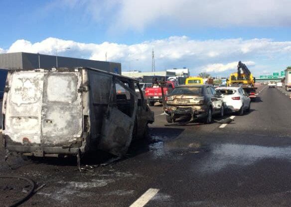 Furgone prende fuoco in A4 dopo un incidente, intervengono i pompieri