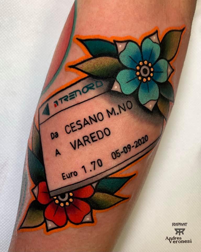 Un biglietto del treno come tatuaggio in ricordo del nonno