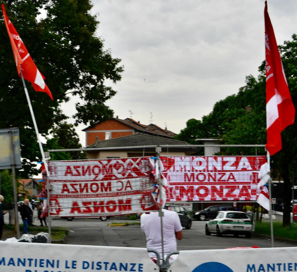Monza-Brescia in diretta. Le rondinelle sbancano l’U-Power Stadium: per i biancorossi il sogno della promozione prosegue ai play-off