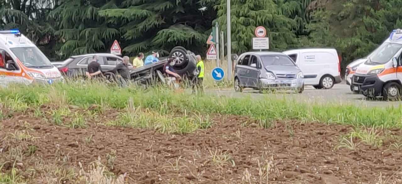 Drammatico incidente, auto si ribalta