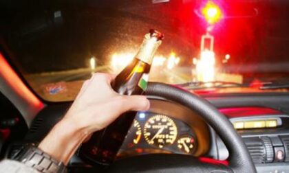 Alla guida ubriaca con un tasso di alcol da coma etilico, provoca un  frontale