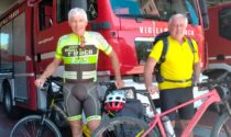 Oltre 750 chilometri in bicicletta per salutare gli ex colleghi pompieri