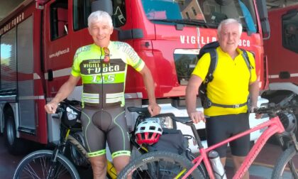 Oltre 750 chilometri in bicicletta per salutare gli ex colleghi pompieri