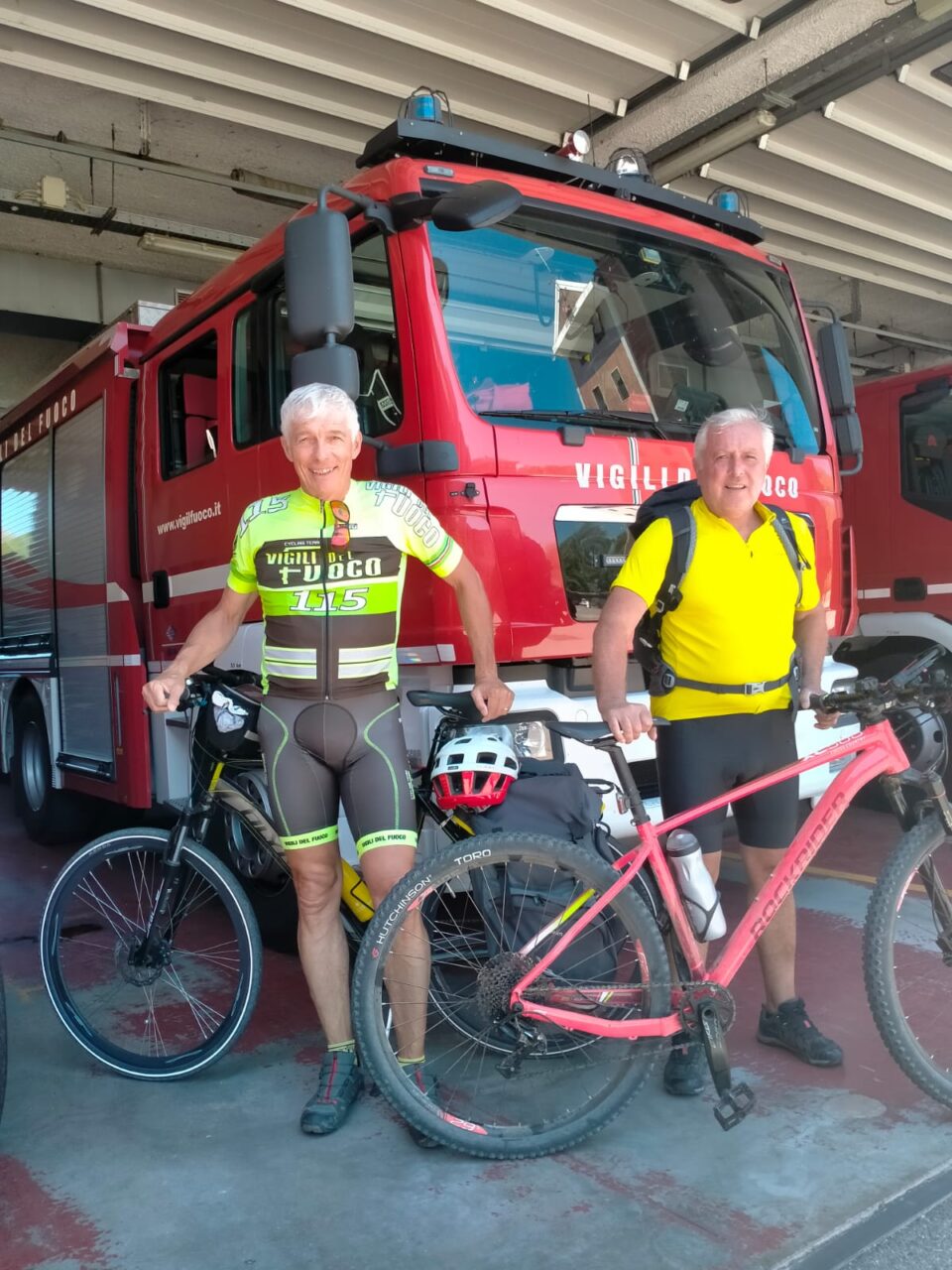 Oltre 750 chilometri in bicicletta per salutare gli ex colleghi pompieri