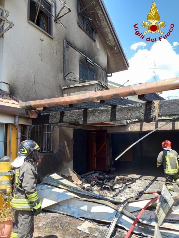 Box e porticato vanno a fuoco, villetta gravemente danneggiata