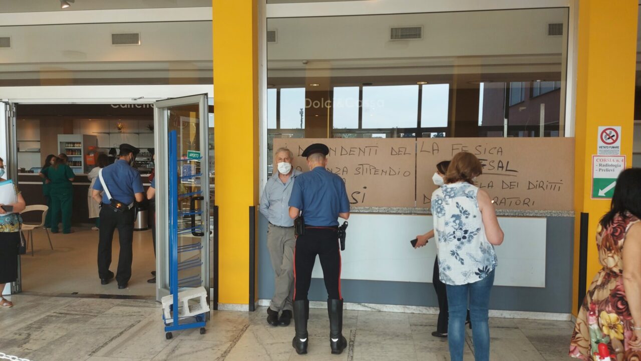 Il bar dell’ospedale apre tra le polemiche, terzo giorno di sciopero per il contratto ridotto: raccolte oltre 300 firme