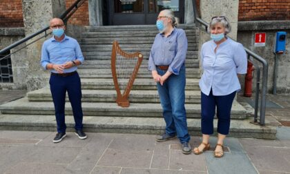 Il maestro liutaio Sangineto dona una nuova arpa alla sua Villasanta