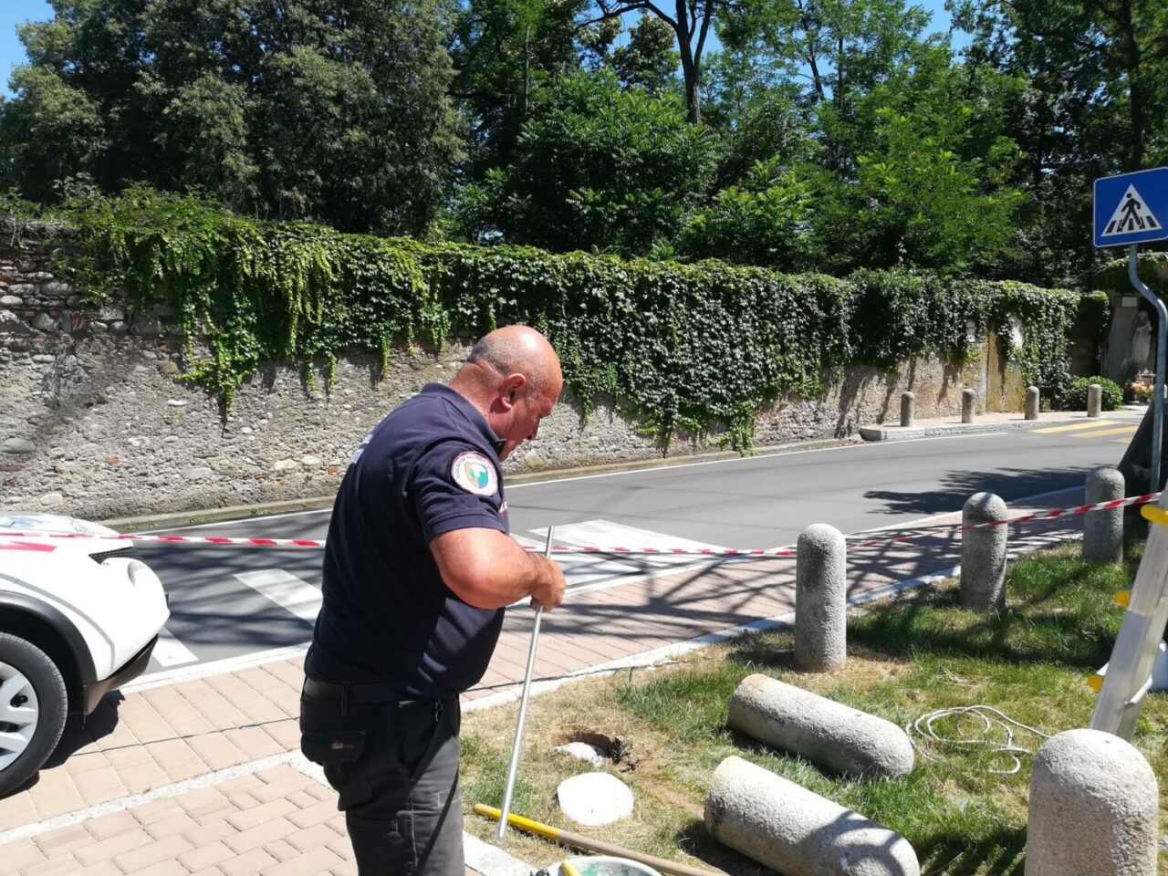 Volontari rimettono in piedi gli antichi paracarri distrutti da un incidente a Trezzo sull’Adda