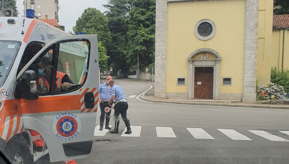 Carate Brianza, pedone cade per una buca sulle strisce