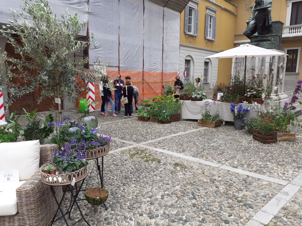 Tavolini fuori e vie chiuse: ecco il piano estate