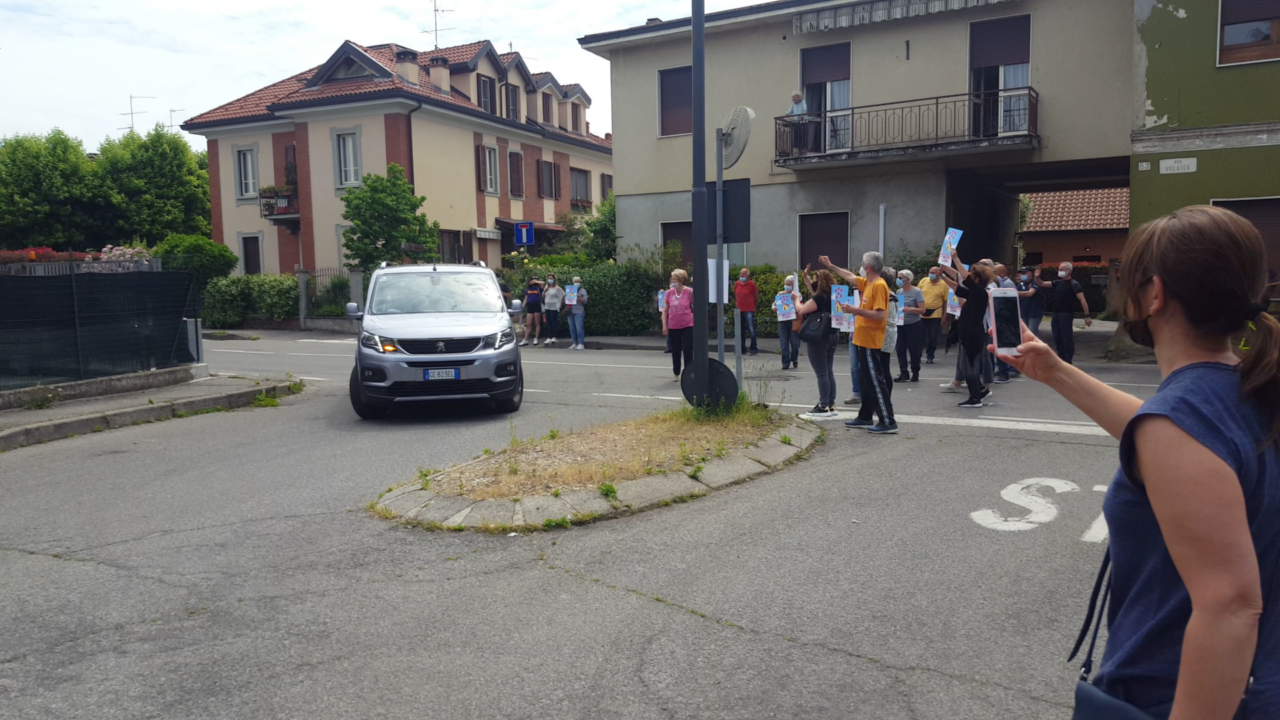 Torna a casa dopo 10 mesi di ospedale, il quartiere in strada ad accoglierlo