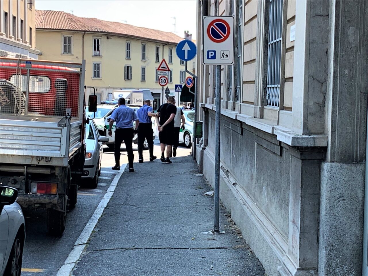 Carate Brianza, folle fuga: in auto 3130 sigarette di contrabbando