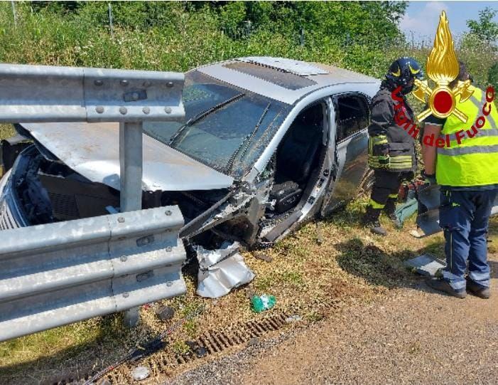 Perde il controllo dell’auto in Pedemontana e finisce fuori strada