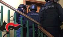 Si barricò in casa per nove ore e sparò contro i Carabinieri, arrestato per tentato omicidio