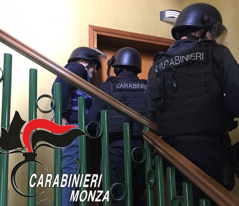 Si barricò in casa per nove ore e sparò contro i Carabinieri, arrestato per tentato omicidio
