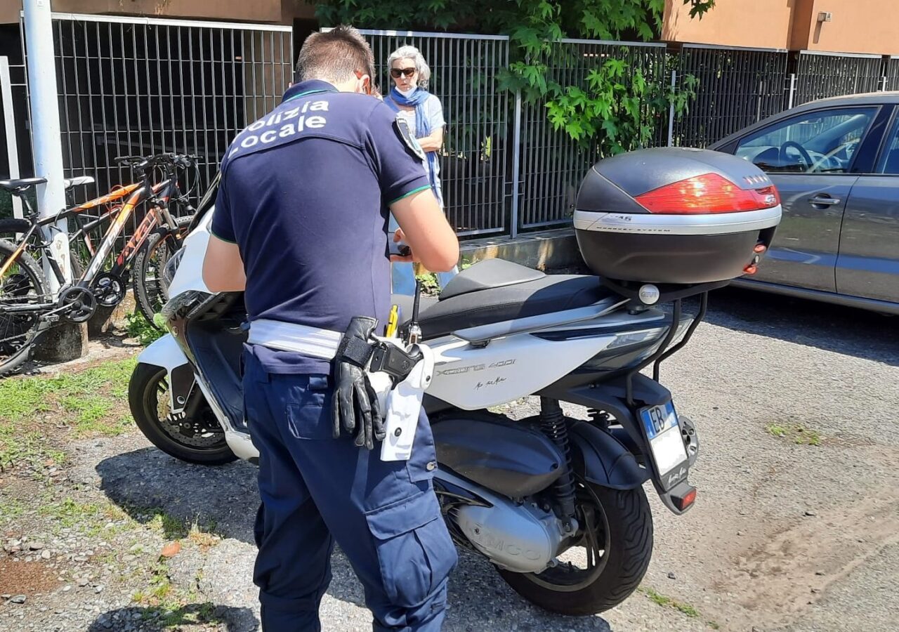Motociclista ferito dopo lo scontro con un’auto
