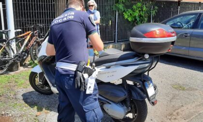 Motociclista ferito dopo lo scontro con un'auto