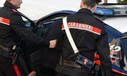 A distanza di poche ore aggredisce due volte i Carabinieri, arrestato