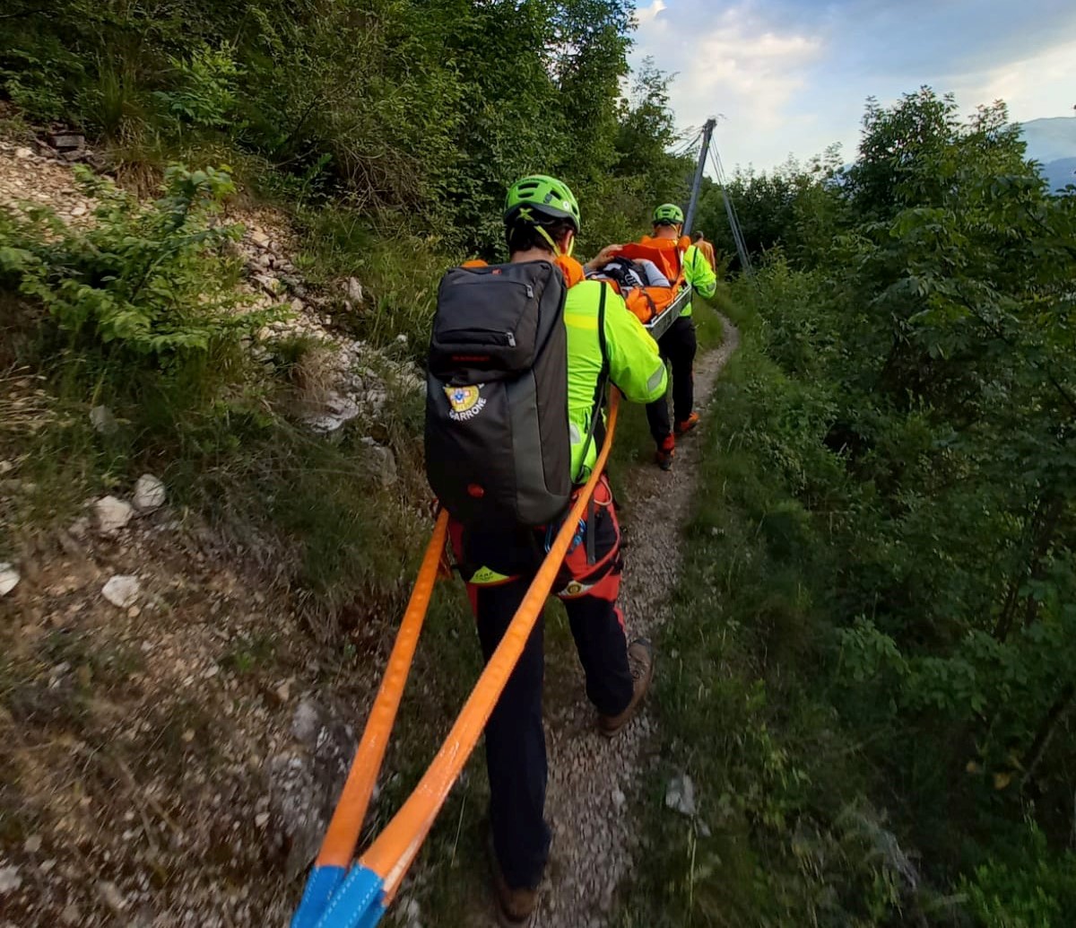 Paura in montagna per una 54enne, salva grazie al Soccorso Alpino