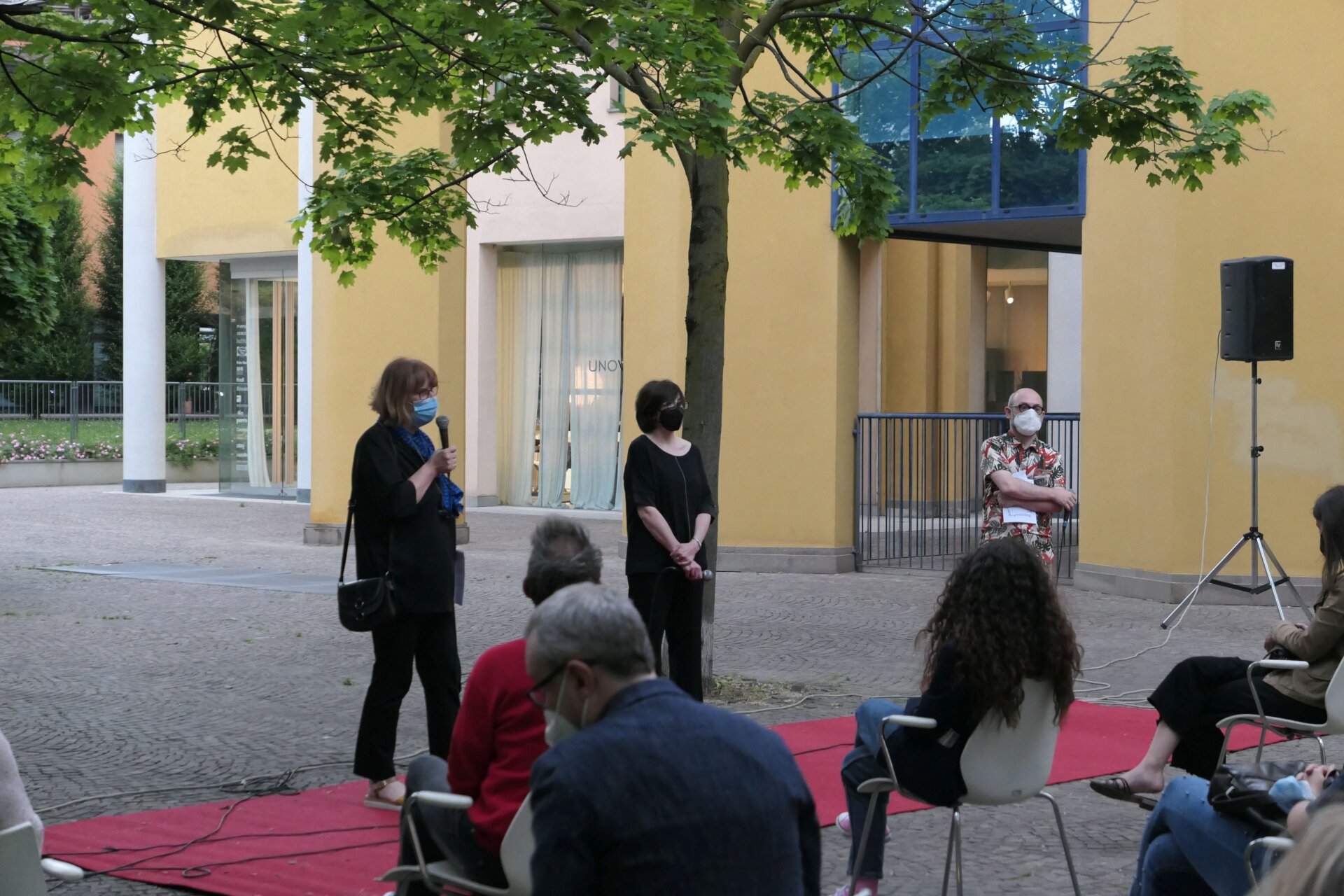 ConcettinaMonguzzi (Sindaco), Alessia Tremolada (AssessoreCultura) e Alberto Zanchetta (curatore) durante l'inaugurazione (2)