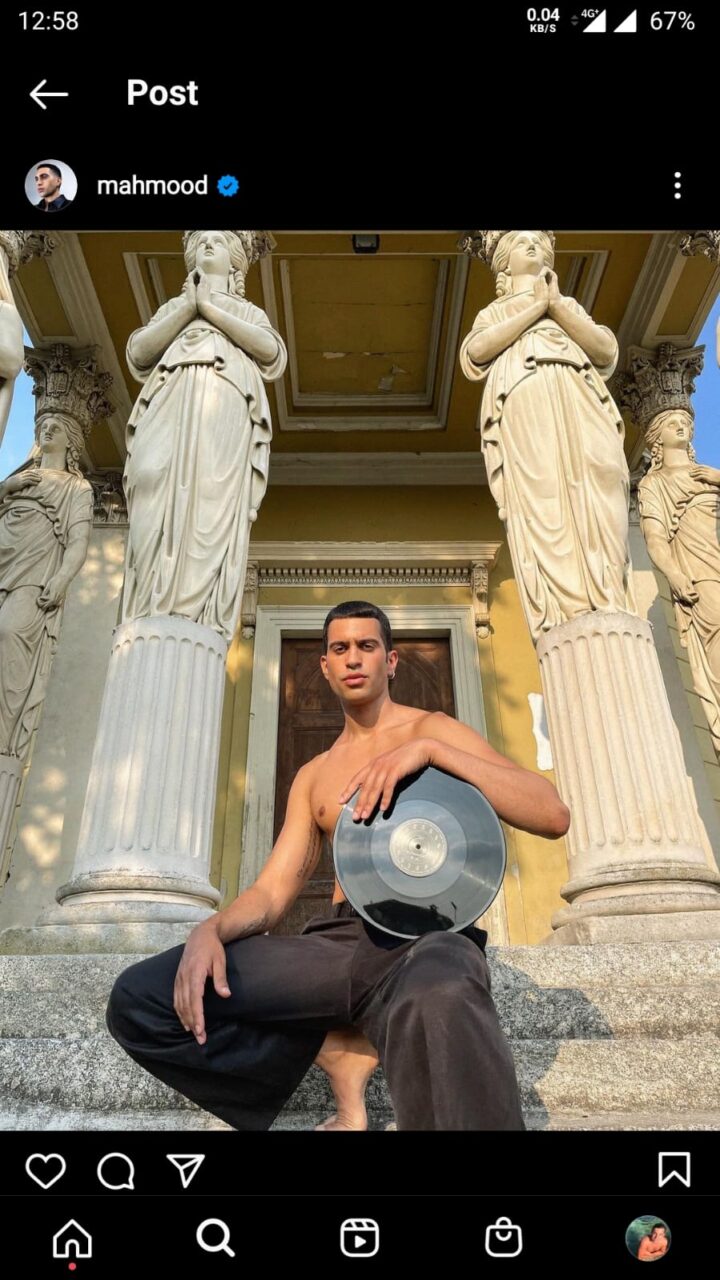 Mahmood fa un selfie davanti alla Rotonda di Tregasio