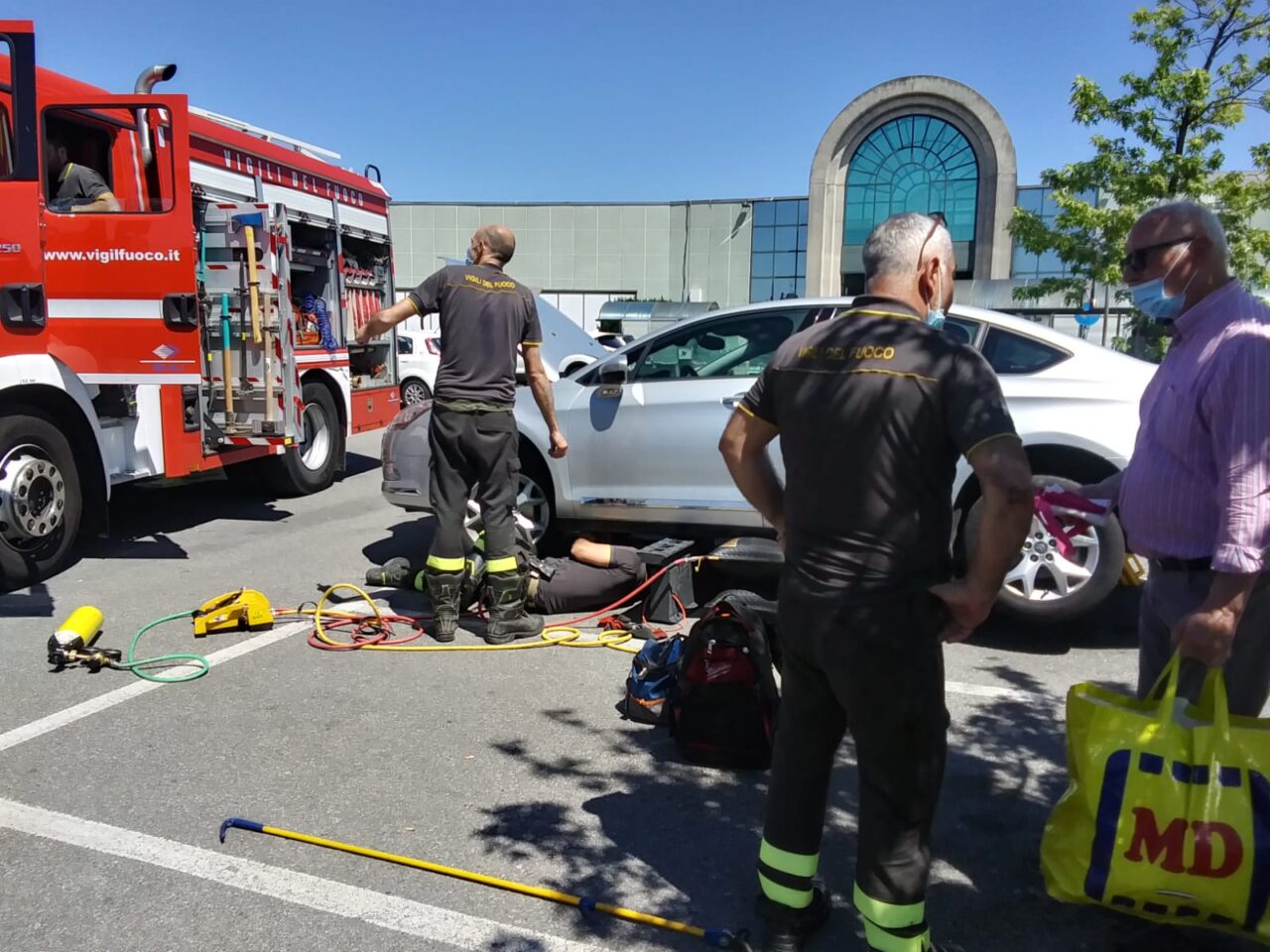 Villasanta, gattino incastrato nel vano motore viene salvato dai Vigili del Fuoco
