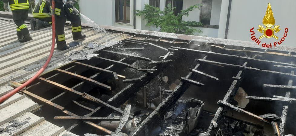 Va a fuoco la cappa, pompieri in una cucina