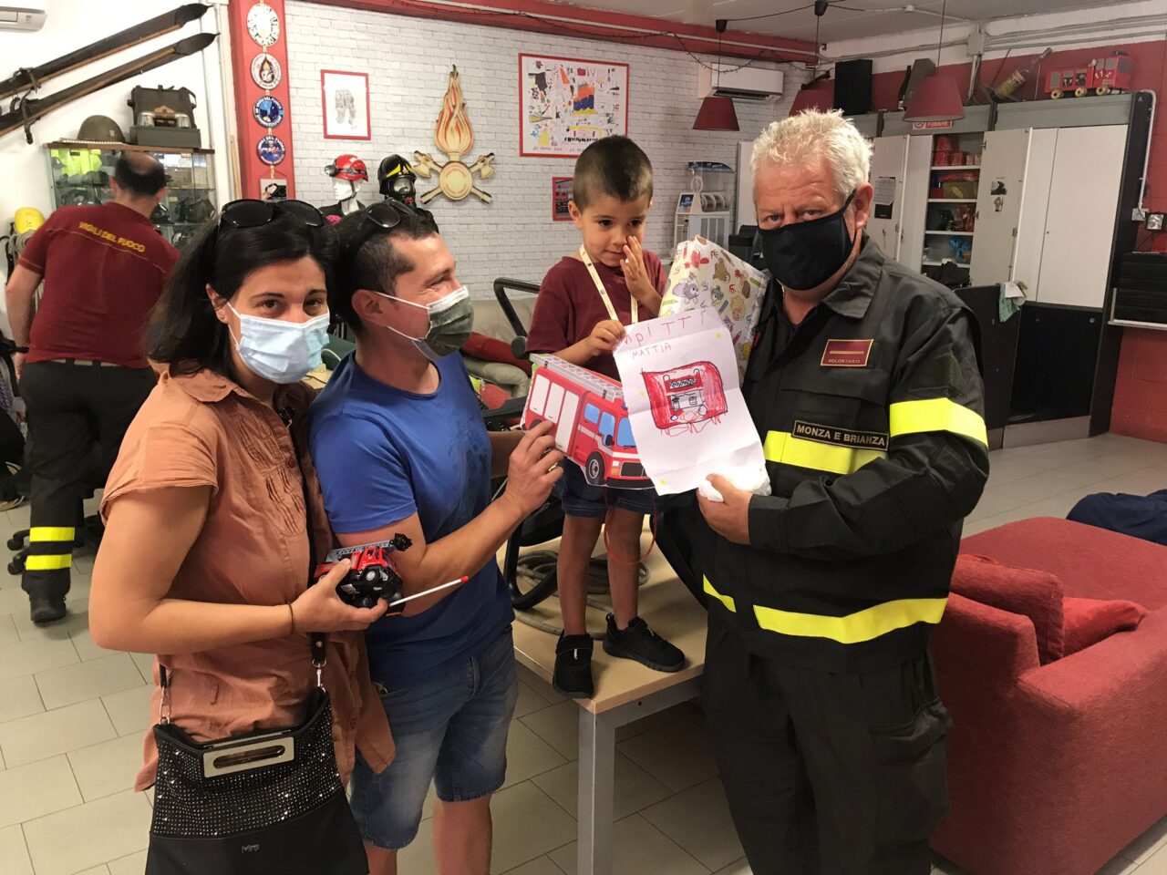 Il piccolo Mattia diventa pompiere per un giorno