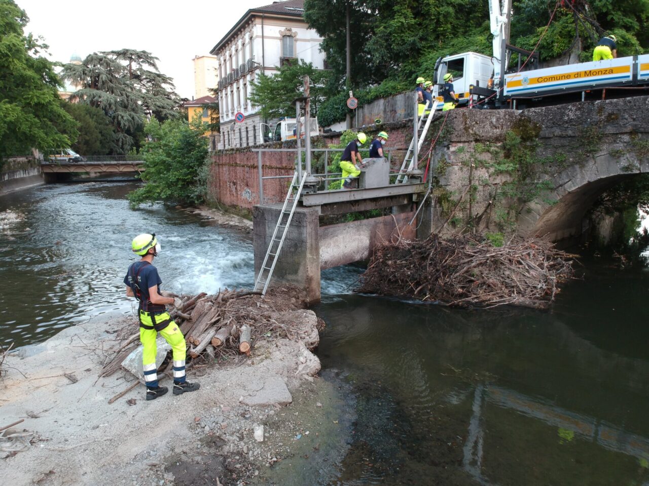 La Protezione Civile elimina rami e tronchi per alleggerire i ponti