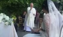 Il prete canta e balla per gli sposi, il video è uno spasso