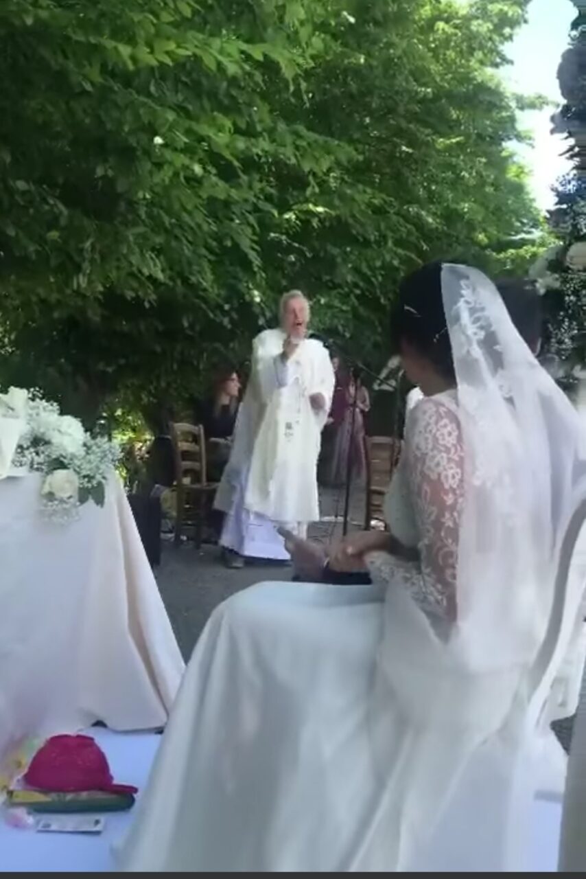 Il prete canta e balla per gli sposi, il video è uno spasso