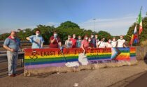 Omofobia: sindaci eliminano le svastiche dalla bandiera arcobaleno