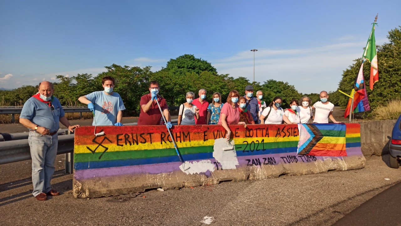 Omofobia: sindaci eliminano le svastiche dalla bandiera arcobaleno
