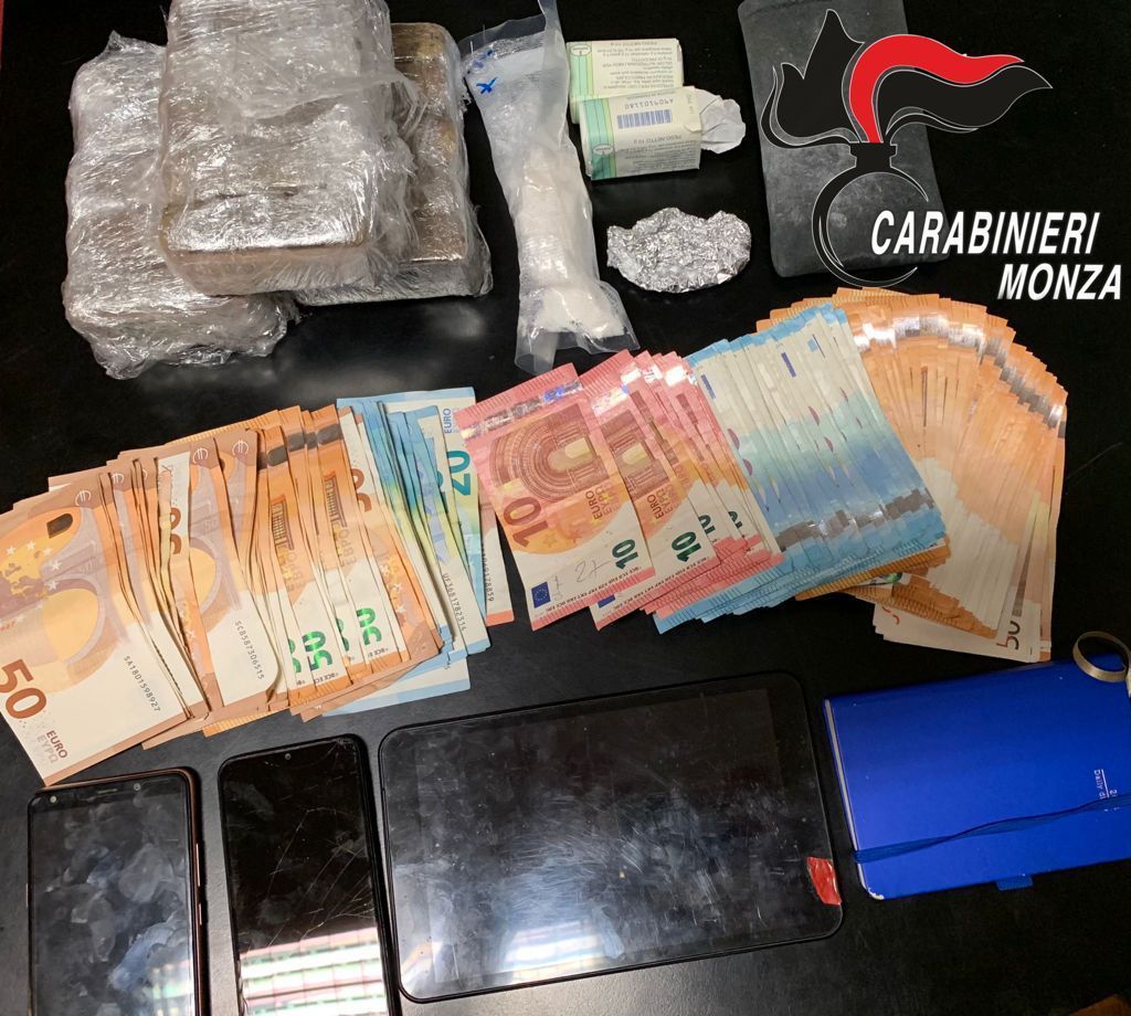 E’ ai domiciliari ma continua a spacciare da casa: i Carabinieri gli sequestrano droga e soldi (nascosti nel freezer)