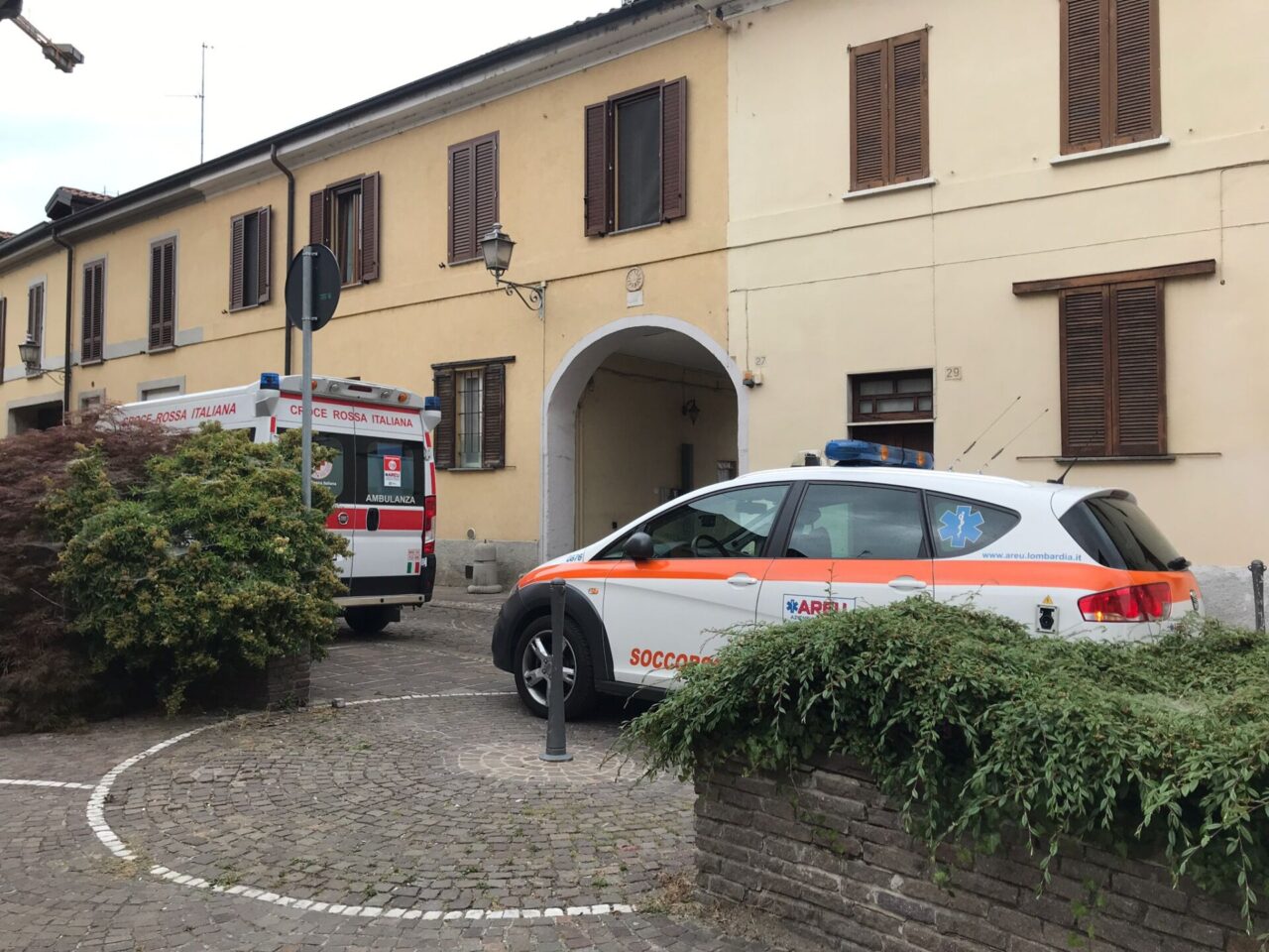 Trovata morta in casa in una pozza di sangue