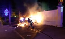 Auto distrutta dalle fiamme nella notte