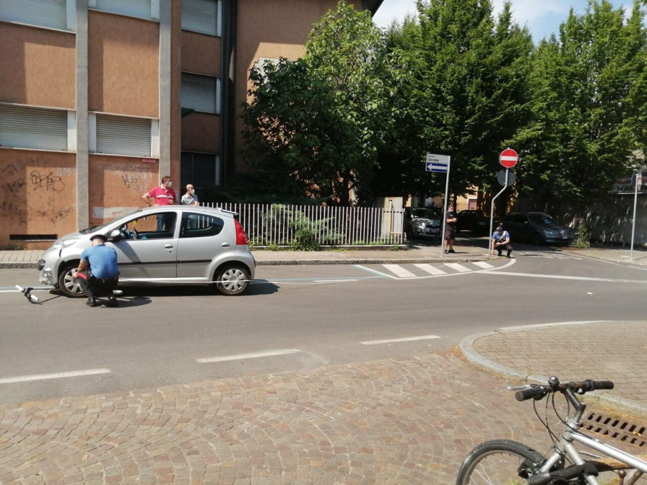 Incidente tra un’auto e un monopattino, ferito un 19enne