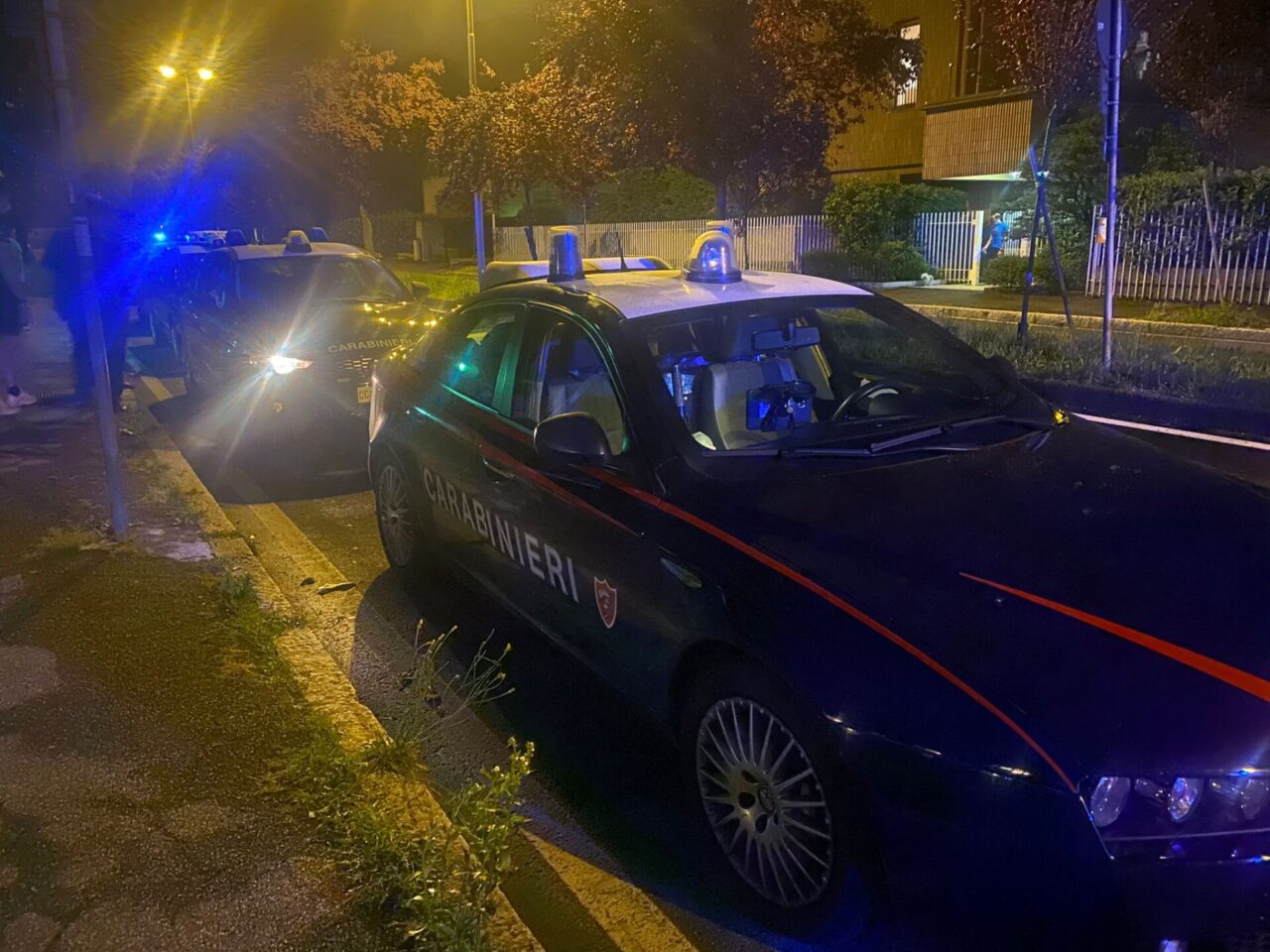 Festa in casa diventa una rissa tra giovani, il vicino “samurai” li bagna e poi scende con una spada