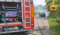 Intervento dei Vigili del fuoco per una vettura in fiamme a Cogliate