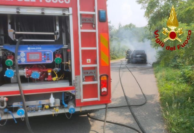 Intervento dei Vigili del fuoco per una vettura in fiamme a Cogliate