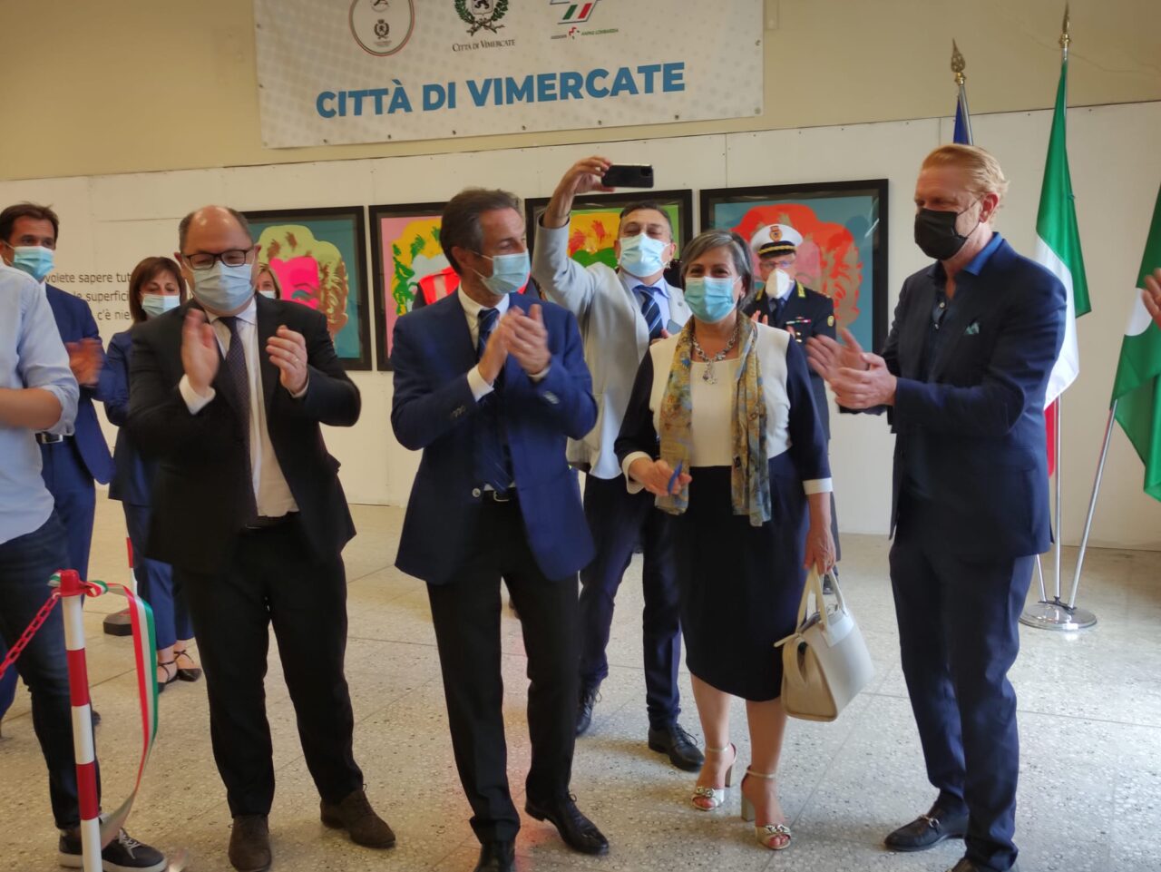 Taglio del nastro con il presidente Fontana per la mostra allestita nell’hub dei vaccini