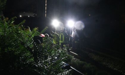 Cammina sui binari in piena notte, travolto dal treno