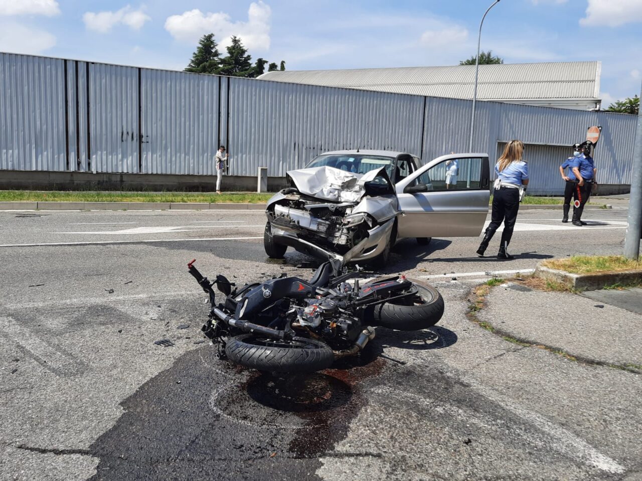 Violento schianto tra auto e moto, grave un 20enne