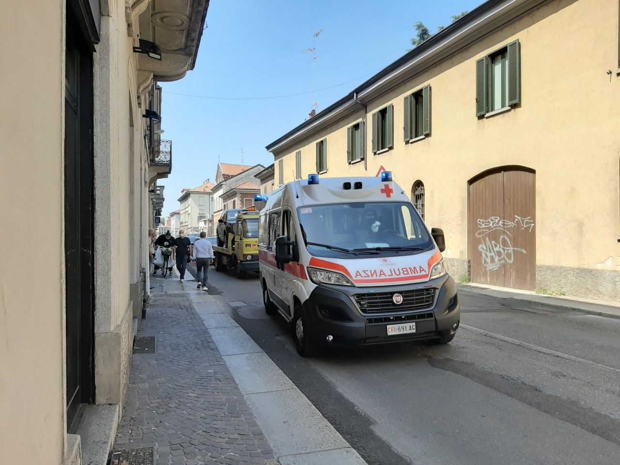 Inciampa sul marciapiede e si ferisce: paura per un’87enne