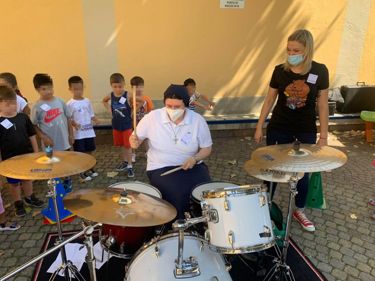 Scuola Angelo Custode, anche le suore suonano la batteria
